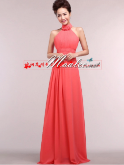 พร้อมเช่า ชุดราตรียาว สีโอรส คล้องคอ อกอัดพลีทตลอดจนถึงช่วงเอว เพิ่มดอกใต้คอ