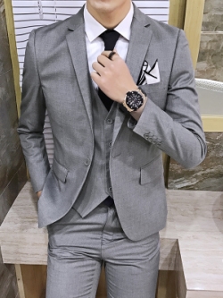 พร้อมเช่า ชุดสูทชาย สีเทาอ่อน เข้ารูป พร้อมเสื้อกั๊ก