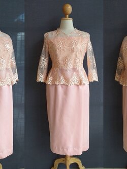 พร้อมเช่า ชุดไทยคุณแม่ เสื้อลูกไม้ ผ้าซิ่น แยกชิ้น เรียบหรู สีโอรส พลัสไซส์