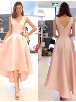 พร้อมเช่า ชุดเดรสเนื้อไหม คอวี แขนกุดจับเดรป ชายย้วย หน้าสั้นหลังยาว สีชมพู