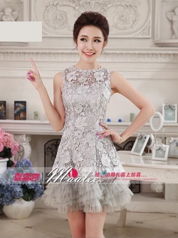 พร้อมเช่า ชุดราตรีสั้น แขนกุดลูกไม้ กระโปรงแต่งระบายสวยหรู สีเทา