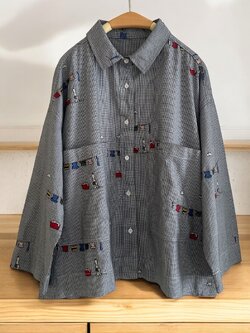 เสื้อผ้าฝ้ายลายปักแต่งกระเป๋า