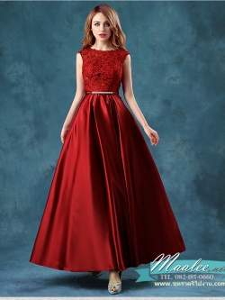 พร้อมเช่า ชุดราตรียาว แขนกุด สีแดง อกแต่งลูกไม้ กรโปรงเนื้อผ้ามัน คาดเอวคริสตัล เซ็กซี่ผ้าหลัง เพิ่มเข็มกลัดโบว์ช่วงหลัง