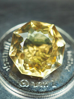 พลอยซิทรินสีเหลือง 5.56 กะรัตทรงแปดเหลี่ยม