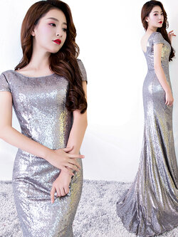 พร้อมเช่า ชุดราตรียาว แบบแขนสั้น ผ้าหลัง สีเทา เนื้อผ้าแต่งเลื่อมทั้งตัว ทรงหางปลา