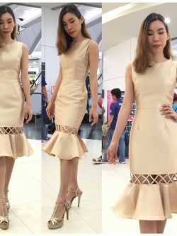 พร้อมเช่า ราตรีสั้น ชุดเดรสคอปาด ระบายหางปลา แต่งดีเทลโปร่ง สีทอง