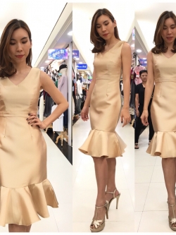 พร้อมเช่า ราตรีสั้น ชุดเดรสคอปาด ระบายหางปลา สีทอง