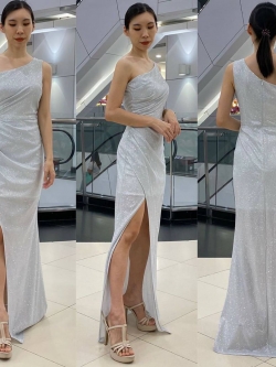 พร้อมเช่า ชุดเดรส เดรสไหล่เดียว เนื้อผ้า glitter ชิมเมอร์ ดีเทลสวย สีเงิน สีเทา