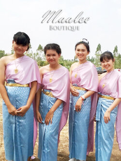 เช่า ชุดไทย ชุดเพื่อนเจ้าสาว ชุดไทยผ้าถุงสีฟ้าเทาเงิน สไบเรียบสีกลีบบัว