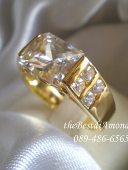 BR809+++แหวนชายแบบEmerald cut +++สุดหรูหรากับเหลี่ยมemerald cut พร้อมดีไซน์สุดเก๋ วางแนวนอน เพิ่มความโดดเด่นด้วยการยกสูงขึ้น พร้อมบ่าข้างประดับเพชร