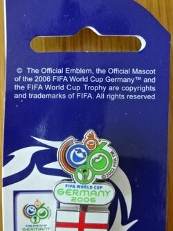 เข็มกลัด ฟุตบอล การแข่งขันฟุตบอลโลก - ตราสัญลักษณ์ ฟุตบอลโลก เยอรมนี 2006 และธงชาติอังกฤษ ใหม่ / WORLD CUP International Football Tournament Pin - WORLD CUP GERMANY 2006 EMBLEM with ENGLAND FLAG NEW