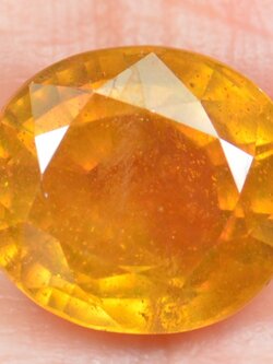 บุษราคัมอัฟริกา 9.12 กะรัตพร้อมใบเซอร์แผ่นใหญ่