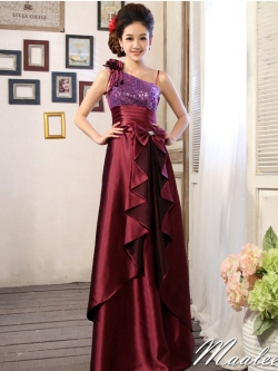 พร้อมเช่า ชุดราตรียาว ไหล่เฉียง สีม่วงแดง ปักเลื่อมไล่สี จับจีบแต่งโบว์ช่วงเอว ประดับดอกไม้สวยหวานบนไหล่