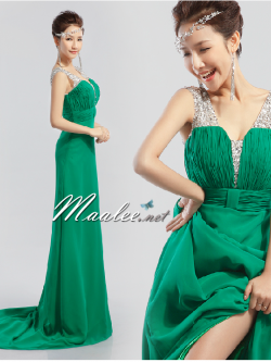 พร้อมเช่า ชุดราตรียาว สีเขียว ปักเลื่อมช่วงอก แบบเปรี้ยวอมหวาน