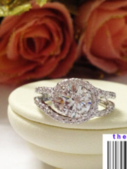 BR232RD++แหวนเพชรล้อมแบบเอี้ยวๆ เก๋ไก๋ บ่าข้าง 2 แถว ++แบบทันสมัย ดูดี intrend มากๆๆ แบบออกมาจากร้านจิวเวลลี่เลย เพชรสวยวิ๊งๆ ดูไฮโซ สวยสุดๆ รับประกัน