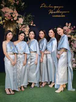 เช่า ชุดไทย ชุดเพื่อนเจ้าสาว ชุดไทยผ้าถุงสีเทาเงิน สไบเรียบ สีเทาเงิน