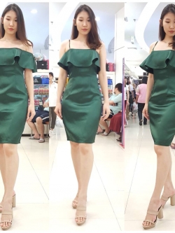 พร้อมเช่า ชุดเดรสสั้น ไหล่ปาด แต่งระบาย ผ้าดัชเชส สวย เรียบหรู สีเขียว