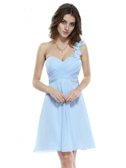 พร้อมเช่า ชุดราตรีสั้น เกาะอก ไหล่เดียว สีฟ้าใส จับเดรปไขว์ช่วงหน้าอก แต่งดอกไม้ช่วงไหล่