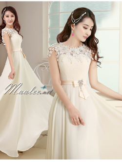 พร้อมเช่า ชุดราตรียาว สีครีม แต่งลูกไม้ลายดอก ช่วงคอและไหล่ เอวคาดโบว์แถมเข็มกลัด สวยหรู