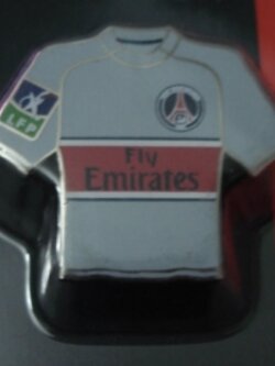 เข็มกลัด ฟุตบอล สโมสรปารีส แซงต์ แชร์กแมง - AWAY KIT 2008/09 ใหม่ / PARIS SAINT GERMAIN Football Club Pin - AWAY KIT 2008/09 NEW