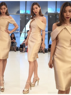 พร้อมเช่า ราตรีสั้น ชุดเดรสเดรสเนื้อไหม ทรงเข้ารูป สายเดี่ยวปาดไหล่ สีทอง