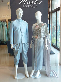 พร้อมเช่า ชุดแต่งงานไทยประยุกต์ ชุดหมั้นไทย สีเทาฟ้า เสื้อสูทไทย