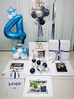 ลูกโป่ง Anniversary Surprise Box กล่องเซอร์ไพรส์วันครบรอบ Bubble USA ขนาด 24" Theme Dark Blue พร้อม ฟอยล์ตัวเลข ขนาด 40" ตั้งฐาน 1 ชิ้น พร้อมตกแต่ง สามารถใส่รูปได้ 4 ใบ สามารถเปลี่ยนสีลูกโป่ง/เปลี่ยนข้อความ/เปลี่ยนสี-ฟอยล์ตัวเลขได้