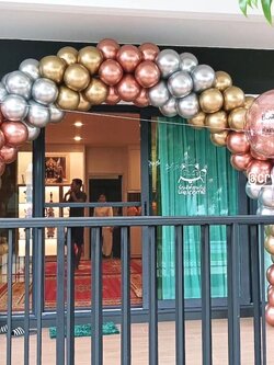 Organic Backdrop ซุ้มโค้ง เปิดงาน ขนาด กว้าง 2 เมตร สูง 2.5 เมตร Theme สีโครเมี่ยม พร้อม Bubble ขนาด 24" กลิตเตอร์สีโรสโกล 1 ลูก พร้อม ช่อลูกโป่ง ช่อ 7 ลูก 2 ช่อ พร้อมตกแต่ง สามารถเปลี่ยนสีลูกโป่งได้