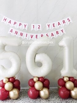 ลูกโป่ง วันครบรอบ ฟอยล์ตัวเลข ขนาด 40" สีแซน ตั้งฐาน 3 ชิ้น พร้อม ป้ายธง 23 อักษร Theme แดง - ทอง - ขาว พร้อมตกแต่ง สามารถเปลี่ยนสีลูกโป่งได้