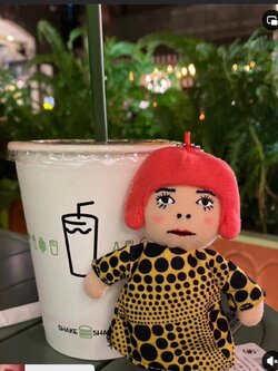 Yayoi Kusama คุณป้าเป็นศิลปินของ Louis Vuitton พวงกุญแจตุ๊กตาคุณย่าย้อย