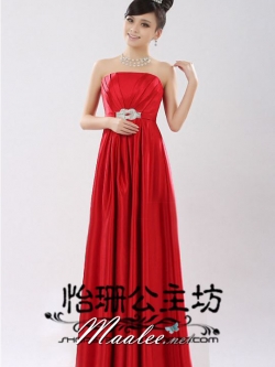 พร้อมเช่า ชุดราตรียาว เกาะอก ผ้าซาติน สีแดง แบบเรียบหรู อกจับจีบ เอวแต่งเข็มกลัด