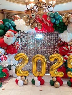 Organic Backdrop ฉากวิบวับ สีเงิน ขนาด 2.4x3 เมตร Theme Chrismas พร้อม ฟอยล์ตัวเลข ตั้งฐาน 4 ชิ้น พร้อม ป้ายไฟ Happy New Year พร้อมตกแต่ง สามารถเปลี่ยนสีลูกโป่ง/เปลี่ยนข้อความ/เปลี่ยนฟอยล์ตกแต่งได้