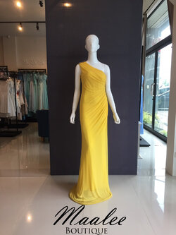 พร้อมเช่า ชุดราตรียาว ไหล่เฉียง สีเหลือง เข้ารูปทรงหางปลา