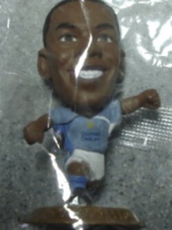 ตุ๊กตาโมเดลนักฟุตบอล โรบินโญ่ สโมสรแมนเชสเตอร์ ซิตี้ โครินเธียน ไมโครสตาร์ - EPL 09 Series 18/2009 Gold Base - MC12184 ใหม่ / ROBINHO MANCHESTER CITY Football Club Corinthian MicroStars Football Figure - EPL 09 Series 18/2009 Gold Base - MC12184 NEW