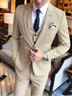 พร้อมเช่า สูทชาย สีกากี สไตล์เกาหลี พร้อมเสื้อกั๊ก