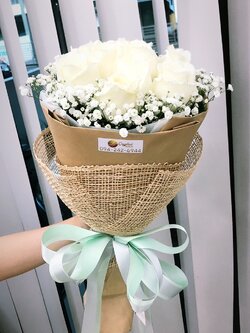 ช่อดอกกุหลาบขาวทรงกลม พร้อมตกแต่ง สามารถเปลี่ยนสีได้ ช่อดอกไม้ขอแต่งงาน