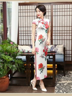 Pre-order กี่เพ้า สีขาว ลายดอกไม้แดง ผ่าข้าง กุ๊นขอบอย่างดี