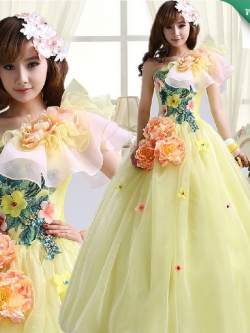 พร้อมเช่า ชุดแฟนซี ชุดราตรียาว สีเหลืองอ่อน ไหล่เฉียง แต่งระบายผ้าแก้ว และดอก Peony