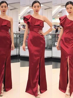 พร้อมเช่า ชุดเดรส เดรสไหล่เดียว ผ้าดัชเชส แพทเทิร์นเนียบ แต่งระบายสะโพก สีไวน์แดง