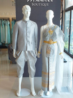 พร้อมเช่า ชุดแต่งงานไทยประยุกต์ ชุดหมั้นไทย สีเทาทอง ผ้ายก เสื้อสูทไทยสีเทาเงิน