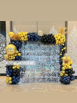 Organic Backdrop วันครบรอบ ฉากวิบวับ สีเงิน ขนาด 2.4x2.4 เมตร Theme สีดำ-ทองเข้มโครเมี่ยม พร้อม ประดับใบไม้ทอง พร้อมตกแต่ง สามารถเปลี่ยนสีลูกโป่ง/เปลี่ยนข้อความได้