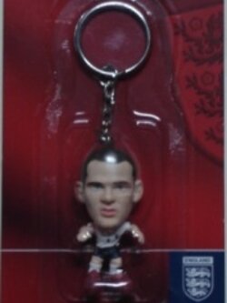พวงกุญแจ ตุ๊กตาโมเดลนักฟุตบอล ว.รูนี่ย์ ทีมชาติอังกฤษ โครินเธียน ไมโครสตาร์ - 2006 ใหม่ / W.ROONEY ENGLAND National Football Team Corinthian MicroStars Football Figure Key Ring - 2006 NEW