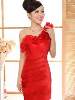 พร้อมเช่า ชุดราตรีสั้น ไหล่เฉียง เข้ารูป สีแดง ตีเกล็ดตลอดช่วงตัว แต่งระบายดอกไม้แนวไหล่