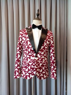 พร้อมเช่า เสื้อสูทชาย สีแดงขาว แต่งปกคอดำ พิมพ์ลายกราฟฟิก กับกางเกงสีดำ