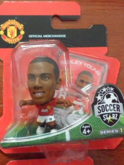 ตุ๊กตาโมเดลนักฟุตบอล อ.ยัง สโมสรแมนเชสเตอร์ ยูไนเต็ด ซอคเกอร์สตาร์ซ - SOC032 (2013) ใหม่ / A.YOUNG MANCHESTER UNITED Football Club SoccerStarz Football Figure - SOC032 (2013) NEW