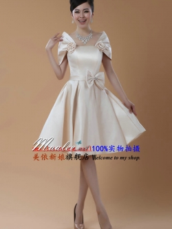 พร้อมเช่า ชุดราตรีสั้น สีครีม Champagne แบบเก๋ ปิดไหล่ แต่งดอกกุหลาบ กระโปรงทรง A จับจีบ แต่งโบว์ที่เอว