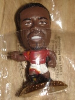 ตุ๊กตาโมเดลนักฟุตบอล ซ.คูฟฟูร์ สโมสรเอเอส โรม่า โครินเธียน ไมโครสตาร์ - Series 14/2006 Gold Base - MC8056 ใหม่ / S.KUFFOUR AS ROMA Football Club Corinthian MicroStars Football Figure - Series 14/2006 Gold Base - MC8056 NEW