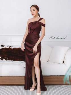 พร้อมเช่า ชุดราตรียาว ชุดเดรส ไหล่เดียวยอดฮิต จับเดรปหน้า สีแดงเบอร์กันดี สีไวน์แดง