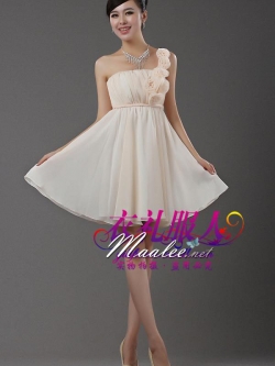 พร้อมส่ง ชุดราตรีสั้น สีครีม Champagne ไหล่เดียว ช่วงอกจับจีบแต่งช่อดอกไม้