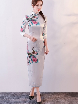 Pre-order กี่เพ้า สีขาว แขนสี่ส่วน ลายนกยูง ตัดเย็บอย่างดี